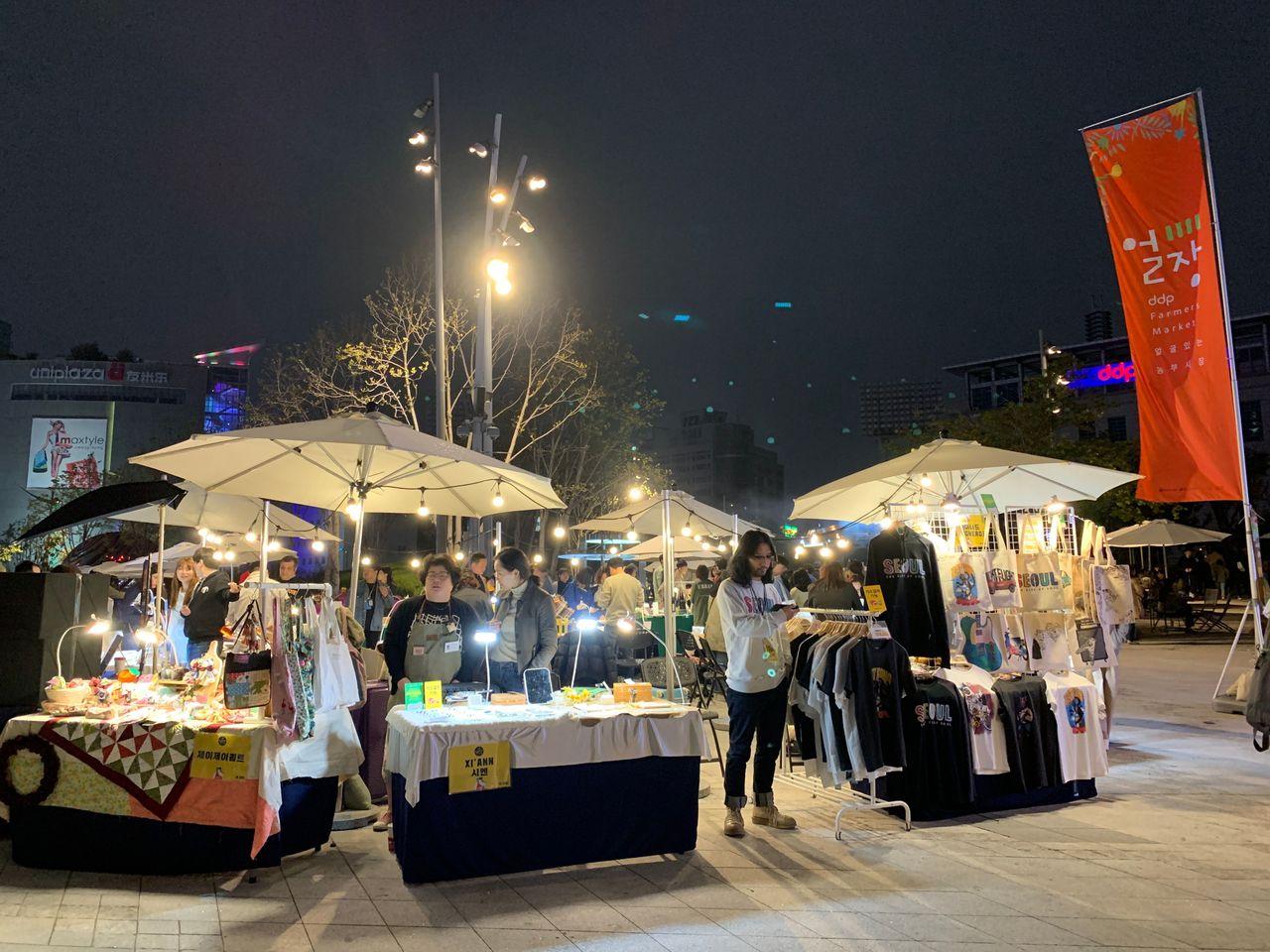 2025 Dongdaemun Night Market Visit! - Enjoy all the attractions from lively DDP night market!